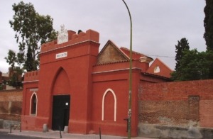 The spooky season in Spain. Entrada al cementerio británico en Madrid. https://creativecommons.org/licenses/by-sa/3.0/deed.en 