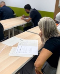 Candidata realizando un examen oficial. Claves del examen CCSE.